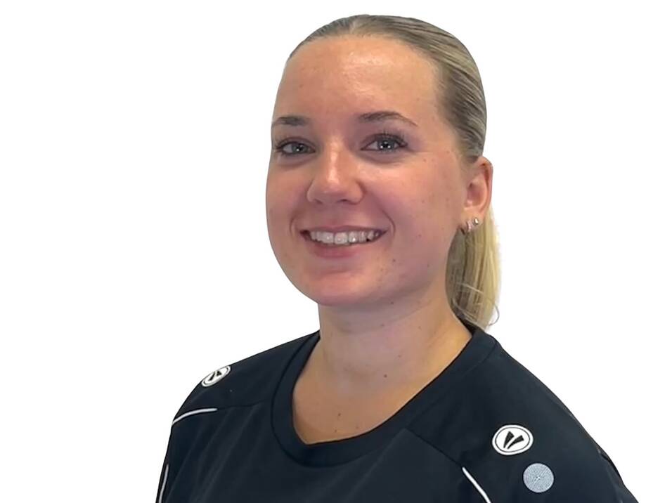 Lächelnde Frau in schwarzem Sporttrikot mit buntem Logo auf weißem Hintergrund.