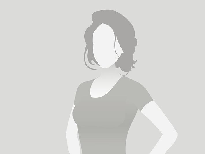 Die dargestellte Figur zeigt eine schematische Darstellung einer Person mit schulterlangem Haar in einem schlichten Oberteil.