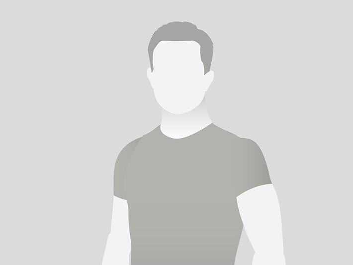 Silhouette eines männlichen Modells vor grauem Hintergrund, keine detaillierte Gesichtszüge sichtbar.