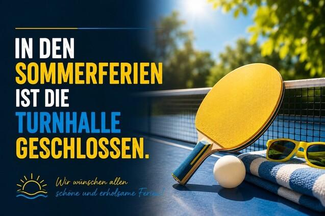 Tischtennisschl&auml;ger und Ball auf einer Tischtennisplatte im Freien, mit Text &uuml;ber die Schlie&szlig;ung der Turnhalle in den Sommerferien.
