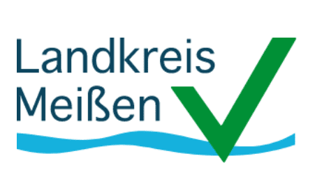 Logo des Landkreises Mei&szlig;en mit Schriftzug und gr&uuml;nem Haken &uuml;ber blauer Welle.