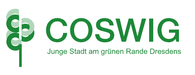 Logo von Coswig mit stilisierten B&auml;umen und dem Slogan &bdquo;Junge Stadt am gr&uuml;nen Rande Dresdens&ldquo; in gr&uuml;ner Schrift.